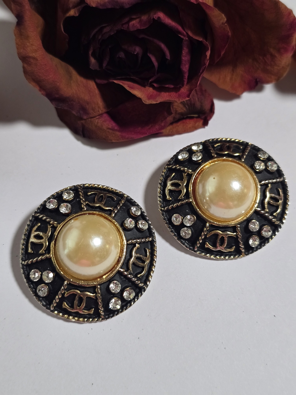 CHANEL ELEGANT VINTAGE Black and Gold Round Pearl-Style Button Earrings - Picture 7 of 7